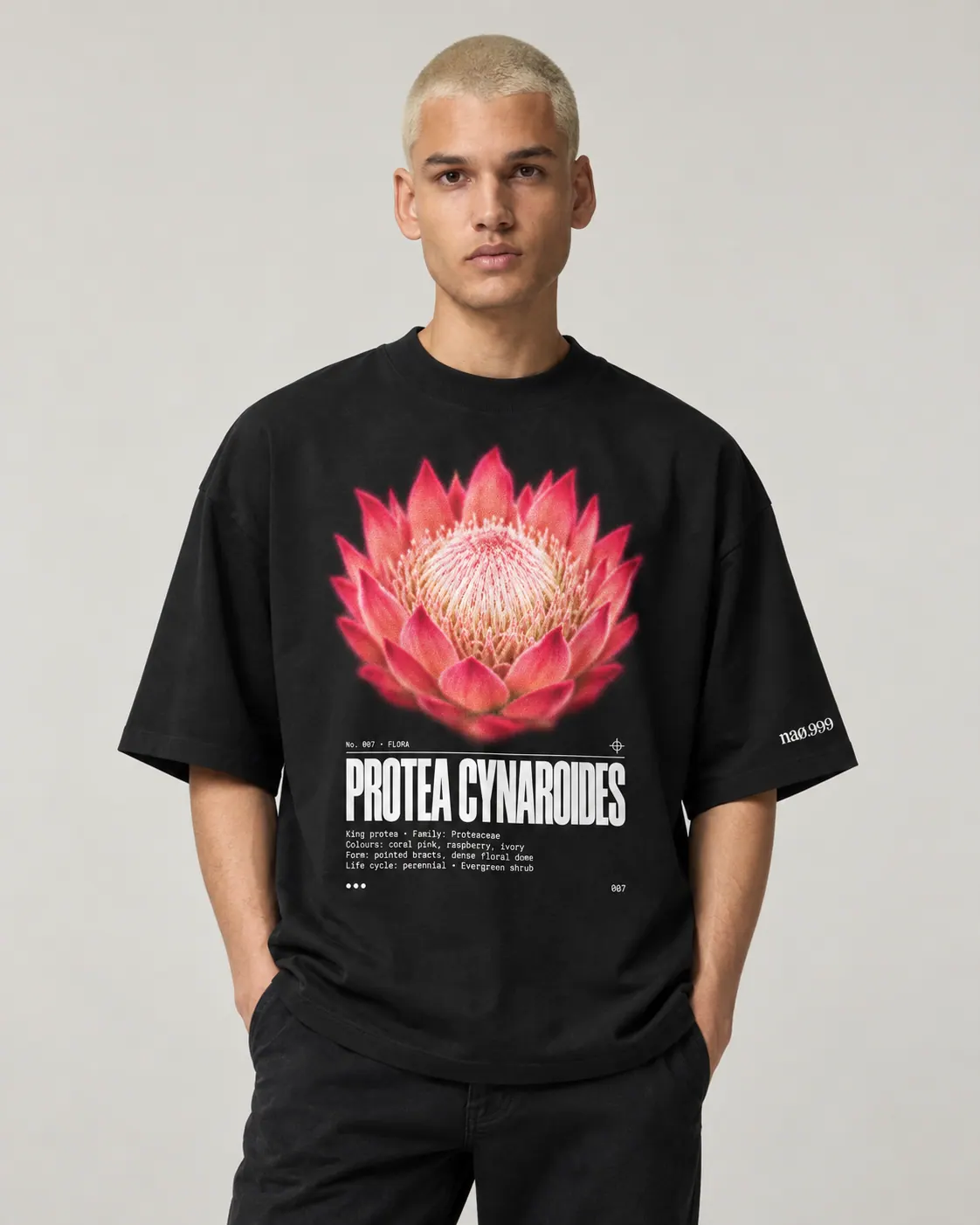 Protea cynaroides, t-shirt noir, porte