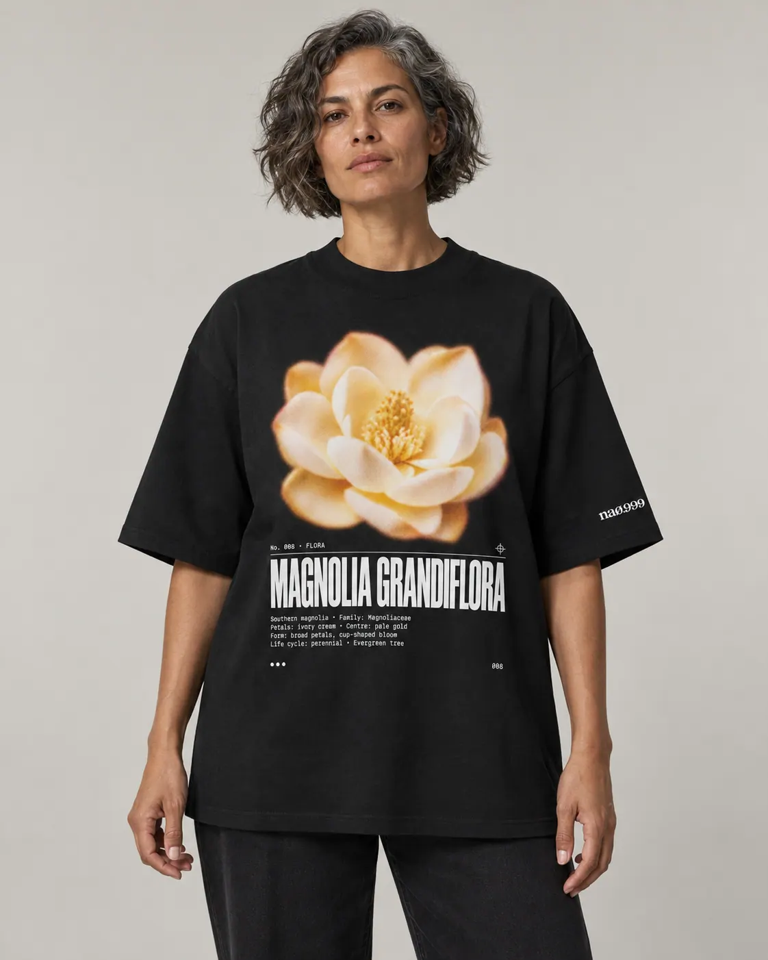 Magnolia grandiflora, t-shirt noir, porte
