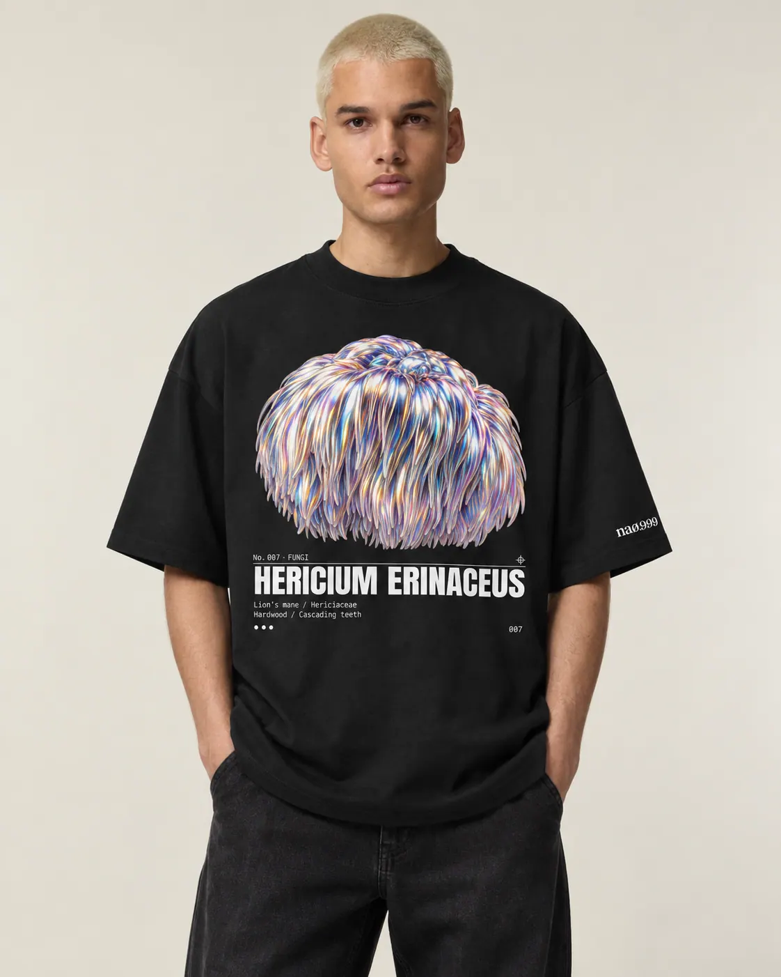 Hericium erinaceus, t-shirt noir, porte