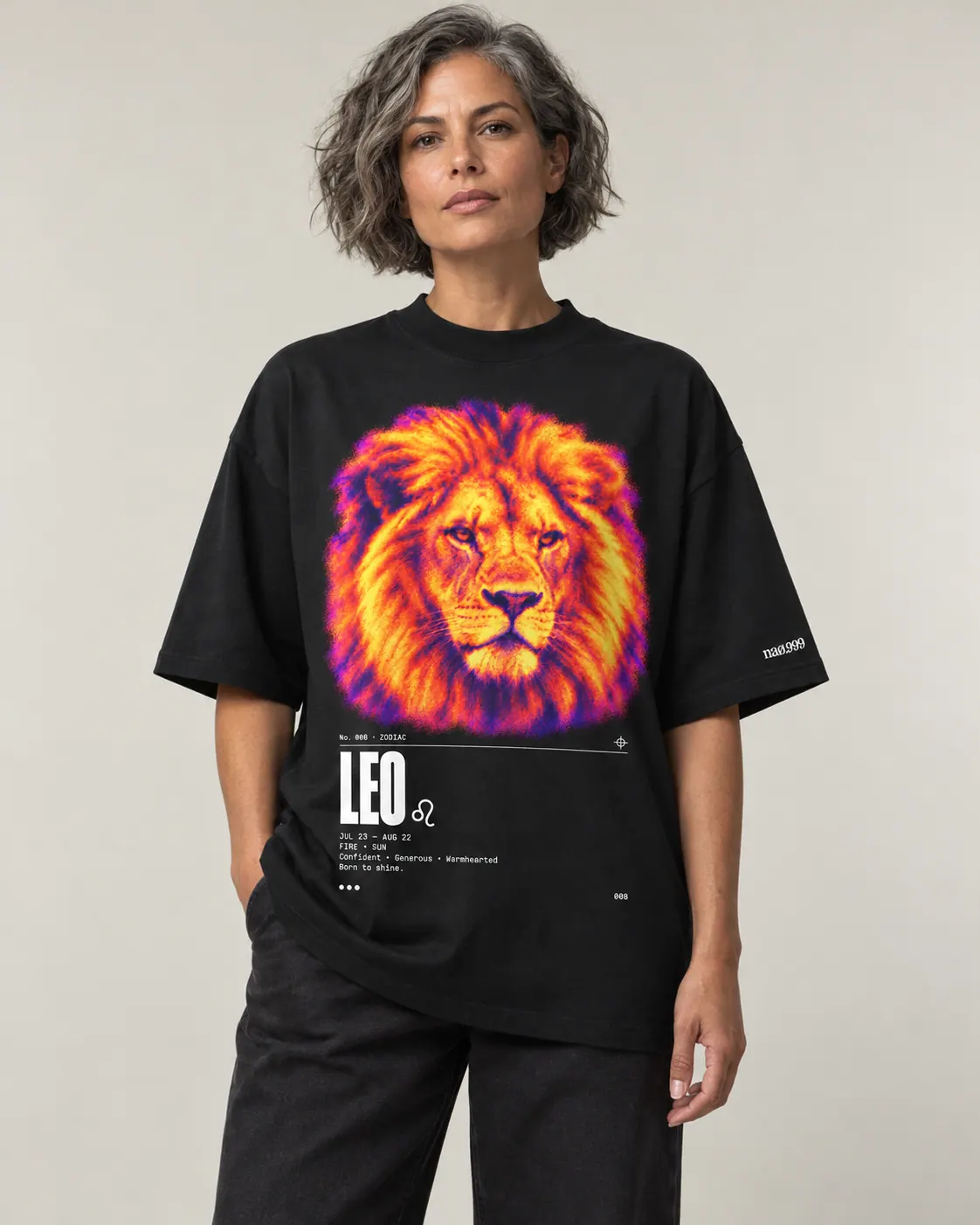 Leo, t-shirt noir, porte