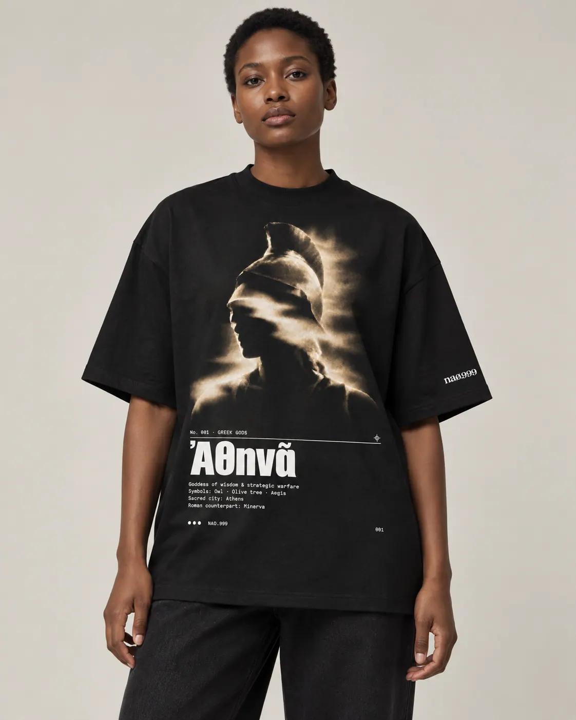 Athena, t-shirt noir, porte