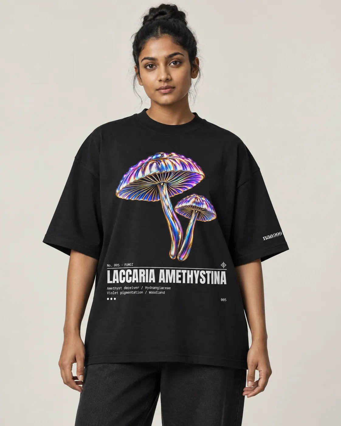 Laccaria amethystina, t-shirt noir, porte